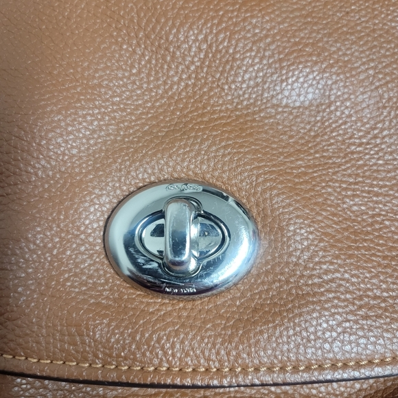 Coach Turnlock Pebbled Leather Hobo Bag. - Picture 7 of 16